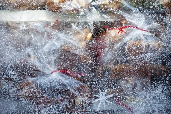 Weihnachtsschmuck hinter dem Fenster — Stockfoto