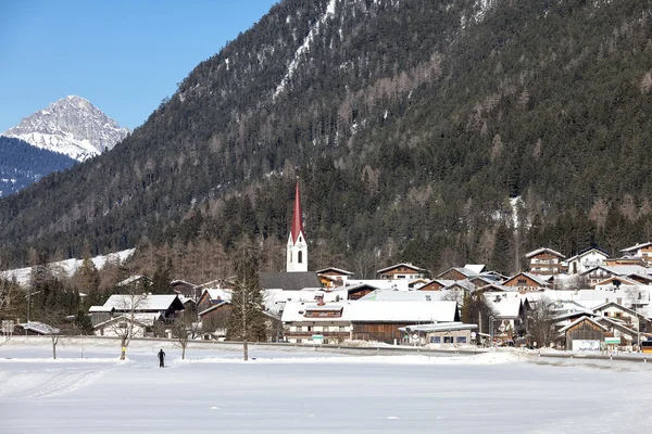 Villaggio alpino sulla neve — Foto Stock