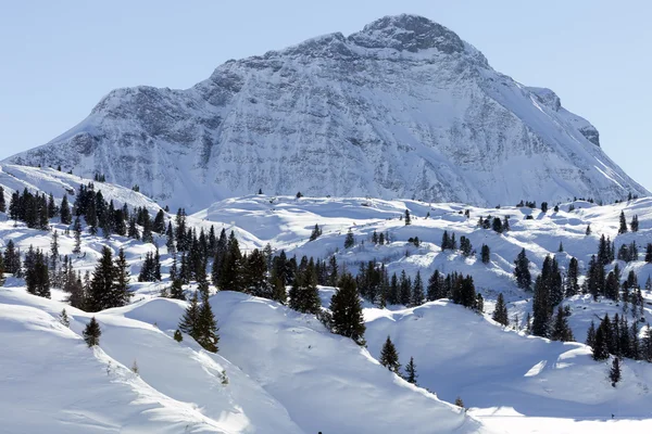 Alpes autrichiennes contre ciel bleu — Photo