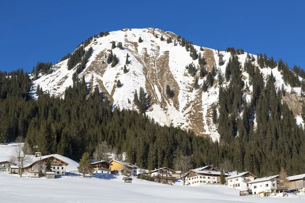 Village alpin dans la neige — Photo