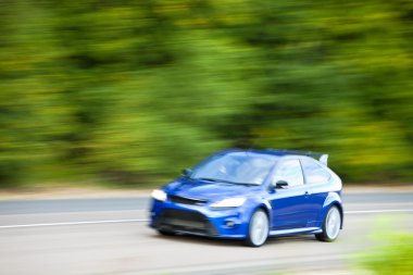 Kent, İngiltere'de, 15 Eylül 2015: hızlı ülke yolda araba araba