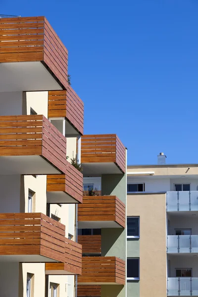 Nieuwe appartementen gebouw, blauwe lucht — Stockfoto