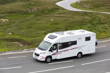 Grossglockner, Avusturya, 24 Temmuz 2015: kamyonet ve karavan yolda hız