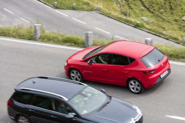 Grossglockner, Avusturya, 24 Temmuz 2015: arabalar yolda hız
