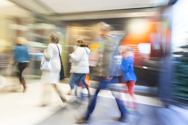 Centro comercial borroso, gente corriendo por el pasillo, efecto zoom — Foto de Stock