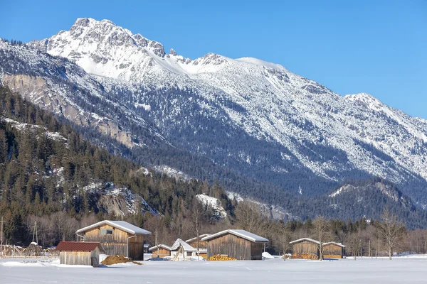 Cabaña de madera tradicional en la nieve, Alpes, Austríaco —  Fotos de Stock