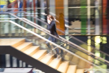 Almanya, Stuttgart, 19 Ocak 2015: insanların akışı modern iç mekan, hareket bulanıklığı