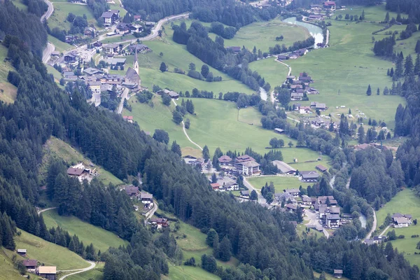 Alpino aldeia em austríaco — Fotografia de Stock