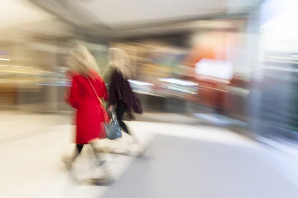 Centro comercial borroso, gente corriendo por el pasillo, efecto zoom — Foto de Stock