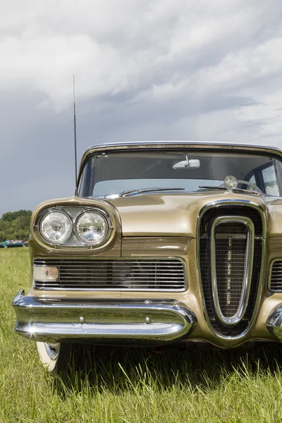 Franken, Alemania, 18 de junio de 2016: Detalle delantero de un coche vintage estadounidense —  Fotos de Stock