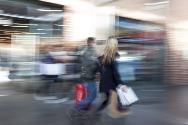 Vitrin karşı yürüyüş shopper