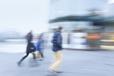 Vitrin karşı yürüyüş shopper