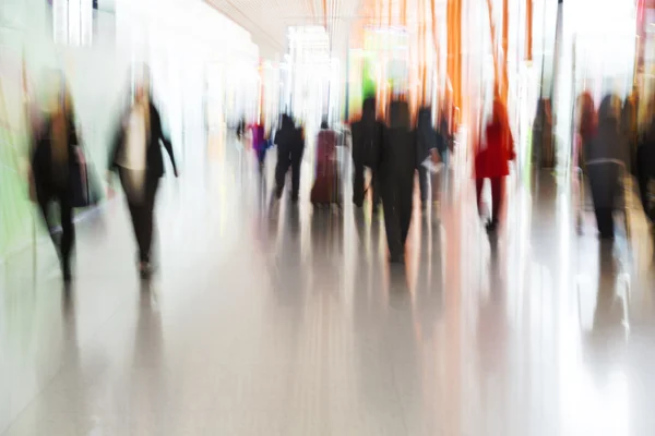 Folk rusar på flygplats i rörelse oskärpa — Stockfoto