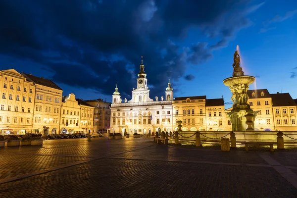 Centro histórico de Ceske Budejovice por la noche, Budweis, Budvar, S Fotos De Stock