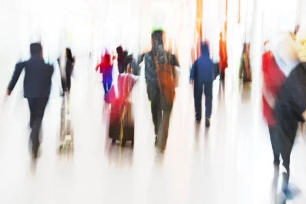 Gente corriendo en el aeropuerto en el desenfoque de movimiento Imagen De Stock