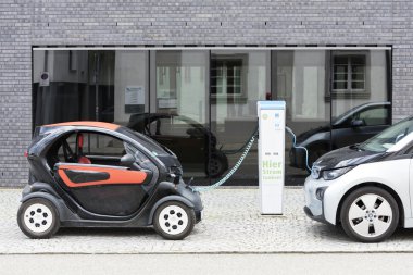 Münih, Almanya, 25 Haziran, 2016: iki elektrikli arabalar, Renault ve Bmw