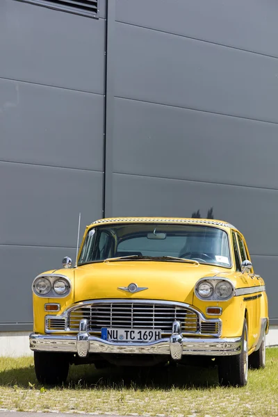 München, Deutschland - 25. Juni 2016 ikonisches gelbes Oldtimer-Taxi, bekannt unter anderem aus dem Film "Taxifahrer". — Stockfoto