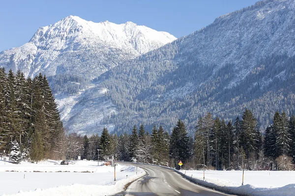 Strada alpina nel paesaggio invernale, Austria — Foto Stock