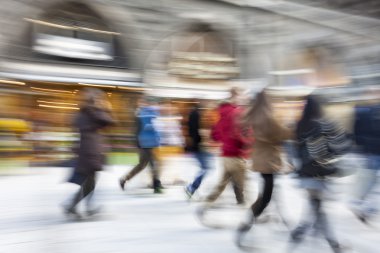 Münih, Almanya, 20 Ağustos 2016: mutlu alışveriş, yürüme, insanlar hareket bulanıklığı
