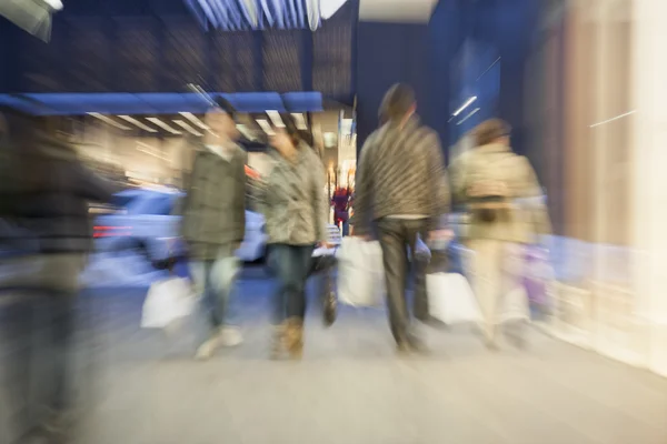 Shoppingrunda, oskärpa människor i rörelse — Stockfoto