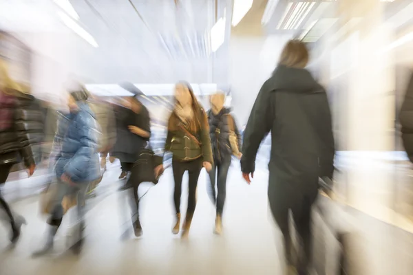 München, Tyskland, 20 augusti 2016: Happy shopping, människor promenader, rörelseoskärpa — Stockfoto