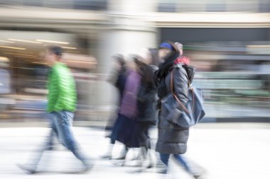 Münih, Almanya, 31 Ağustos 2016: mutlu alışveriş, yürüme, insanlar hareket bulanıklığı