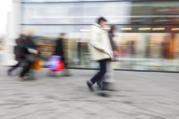 München, 31. August 2016: fröhliches Einkaufen, Menschen gehen, Bewegungsunschärfe — Stockfoto