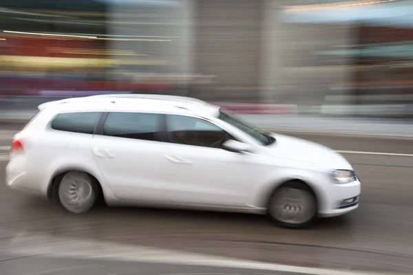 Auto in motion blur, auto rijden snel in de stad — Stockfoto