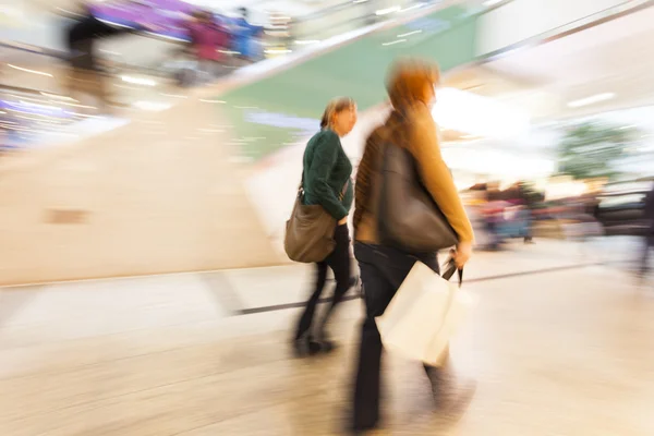 Imagen borrosa intencional de las personas — Foto de Stock