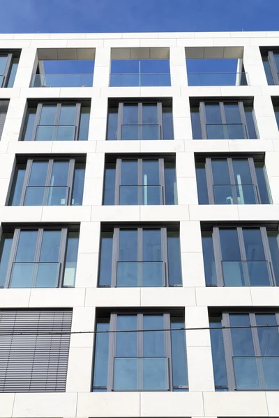 Nuevo edificio de vidrio moderno — Foto de Stock