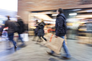 bir mağaza pencere yürürken bir alışveriş