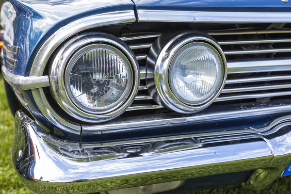 Biberach, Tyskland, 31 augusti 2015: American vintage bil, närbild av Chevrolet främre detalj — Stockfoto