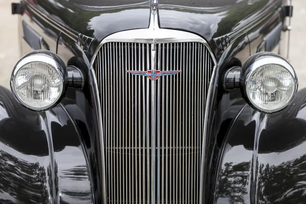 Biberach, Germany, 31 August 2015: American vintage car, close-up of Chevrolet front detail — Stock Photo, Image