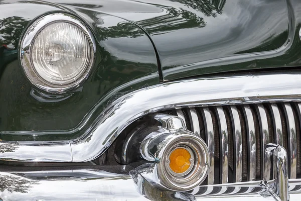 Biberach, Alemania, 31 de agosto de 2015: American vintage car, close-up of Buick front detail —  Fotos de Stock