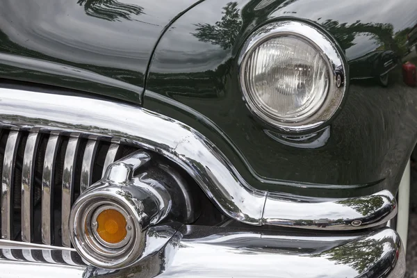 Biberach, Tyskland, 31 augusti 2015: American vintage bil, närbild av Buick främre detalj — Stockfoto