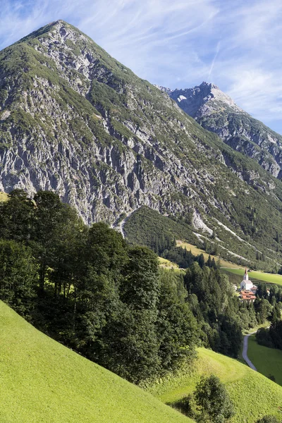 Alpes, aldeia alpina no vale, Gramais, Áustria — Fotografia de Stock