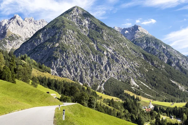 Alpes, aldeia alpina no vale, Gramais, Áustria — Fotografia de Stock