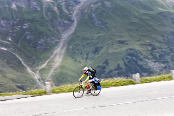 Grossglockner, Austria, 23 July 2015: Cyclist on uphill road, Eastern Alps — Stock Photo, Image