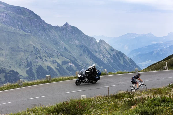 Grossglockner, Austria, 23 July 2015: Cyclist and motorcyclist on uphill road, Eastern Alps — Stock Photo, Image