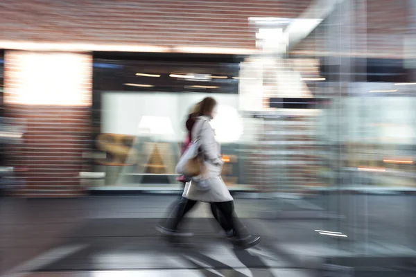 Movimiento personas borrosas en el centro, efecto zoom — Foto de Stock