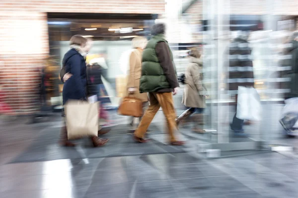 Grupp av människor som vandrar i köpcentrum, zoomeffekt, motion — Stockfoto