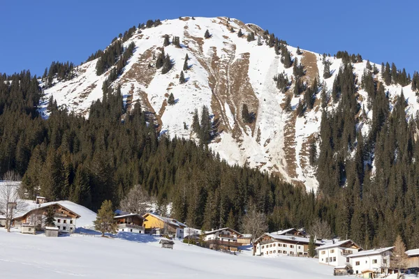 Paisajes montañosos de invierno, carretera alpina en Austria —  Fotos de Stock