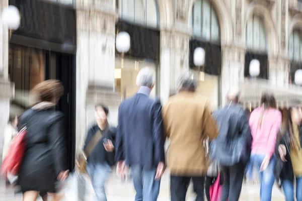 Stedelijke beweging, mensen lopen in de stad, bewegingsonscherpte, zoom-effect — Stockfoto