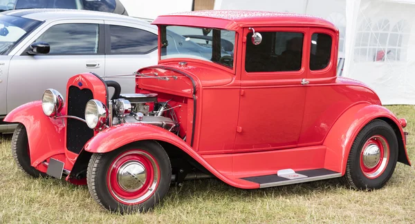 Franken, Németország, 2015. június 21.: vörös Ford parkolnak a vintage autó találkozó Franken — Stock Fotó