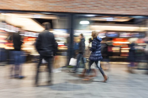 Imagen abstracta de la gente en la calle y el estilo moderno con un desenfoque — Foto de Stock