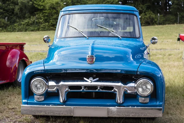 Franken, Alemania, 21 de junio de 2015: Detalle delantero de un coche Ford Vintage —  Fotos de Stock