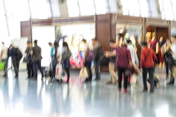 Sagome viaggiatore in movimento sfocatura, interni aeroporto — Foto Stock