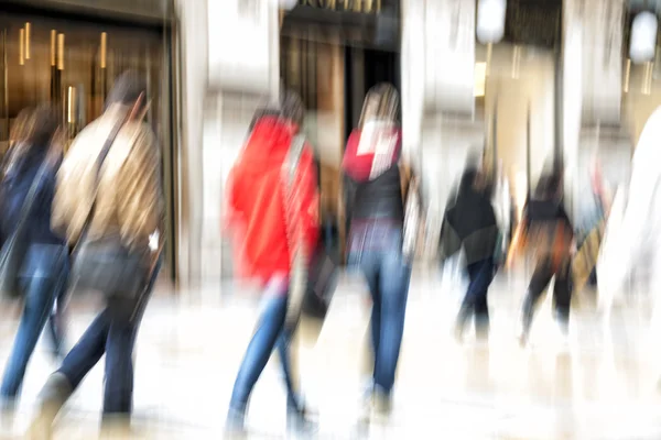 Jeunes acheteurs marchant contre la vitrine — Photo