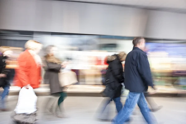 Un cliente che passa davanti alla vetrina di un negozio — Foto Stock