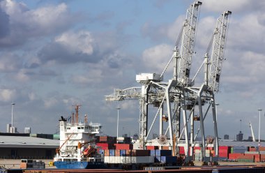 Kargo konteyner liman yığılmış